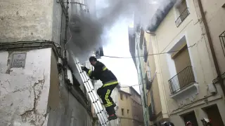 Los bomberos trabajan en la extinción del incendio