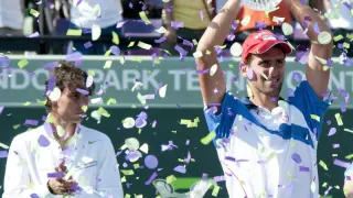 Rafa Nadal aplaude a Novak Djokovic levantando el trofeo de ganador