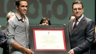 Alberto Contador junto al alcalde de Pinto en un momento del homenaje