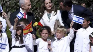 El príncipe Felipe charla con el presidente de Jerusalén y la princesa Letizia durante la ceremonia de bienvenida