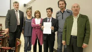 Fernando Lafuente (PAR), Pilar Novales (IU), Ana Alós (PP), Luis Felipe, con la moción, Luis Gállego (CHA) y Domingo Malo (PSOE).
