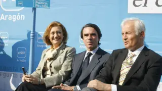 José María Aznar, junto a Eloy Suárez y Luisa Fernanda Rudi en la plaza del Pilar. (Archivo)
