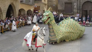 En la escenificación, el caballero San Jorge derrota al dragón con un ramo de flores.