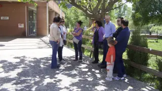 Un grupo de padres reunidos en Graus ante el centro de salud para hablar sobre la falta de pediatra.