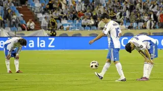 Ponzio y Bertolo se lamentan mirando al suelo, mientras Braulio se dispone a sacar de centro tras recibir el tercer gol de Osasuna.