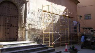 La fachada de la iglesia de Torres del Obispo se restaura gracias a un vecino