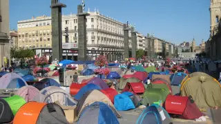 Alrededor de cien tiendas de campaña ocupan la plaza del Pilar en Zaragoza
