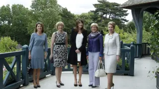 Carla Bruni, visiblemente embarazada, reúne a las primeras damas del G8