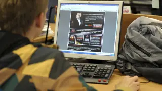 Recreación de una escena repetida en algunos hogares: un joven consulta una página de póker 'online'.