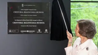 La reina Sofía descubre la placa del nuevo Museo Balenciaga