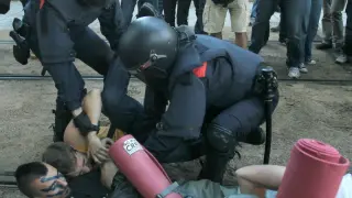 Enfrentamiento entre los Mossos y algunos de los manifestantes en Barcelona