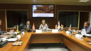 Imagen de archivo de la presidenta del Parlamento Vasco, Arantza Quiroga (c), en una reunión
