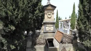 Entrada a uno de los mausoleos