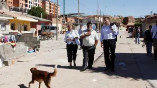 El alcalde -derecha-, junto a José Gabarre y María del Carmen Muñoz, recorriendo el barrio