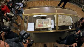 Los periodistas toman imágenes de una edición facsímil del Códice Calixtino