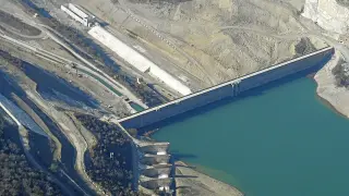 Vista aérea de la presa de Yesa con las obras de recrecimiento justo debajo.