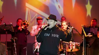 El cantante de salsa panameño Rubén Blades durante su concierto en Pirineos Sur
