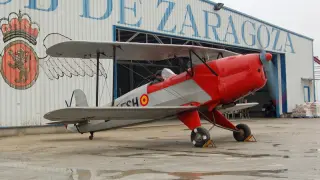 Instantánea de la Bücker Bü 131 en el hangar del Real Aeroclub de Zaragoza