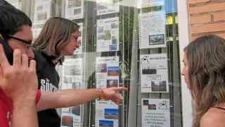 Los vecinos se han acercado a ver el cartel en el que figura la venta del Monumento al Tambor.