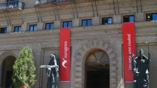 Pilar Alfonso a las puertas del Ayuntamiento de Zaragoza con los diversos papeles que ha presentado