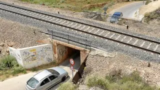 El paso elevado del ferrocarril impide la visibilidad en la Cuesta de los Gitanos.