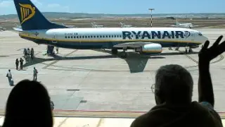 Imagen de un avión de Ryanair en el aeropuerto de Zaragoza.