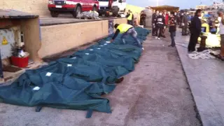 Cadáveres de inmigrantes fallecidos en Lampedusa, Italia