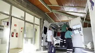 Imagen de archivo de una ambulancia en la puerta del servicio de urgencias del Hospital de Jaca.