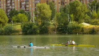 Dos embarcaciones practicando remo en el Ebro