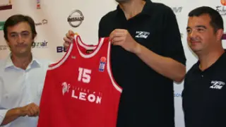 Imagen de la presentación de Fontet en el Baloncesto León