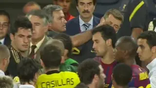 Momento en el que Mourinho mete el dedo en el ojo al ayudante de Guardiola