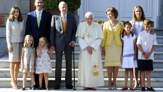 Los Principes y sus hijas, junto a los Reyes, recibieron al Papa en la Zarzuela. Al encuentro también asistieron la infanta Elena y sus hijos.