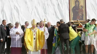 El Papa saluda a la gente en Cuatro Vientos
