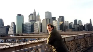 Jaime Simón en el puente de Brooklyn. Nueva York, 2001.