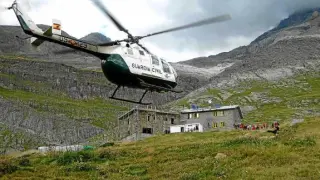 El helicóptero sobrevuela la zona de Monte Perdido durante la búsqueda de los montañeros extraviados.