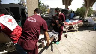 Un herido llega al hospital. Los centros sanitarios están prácticamente desabastecidos