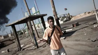 Un rebelde libio en un puesto de control en la ciudad de Brega