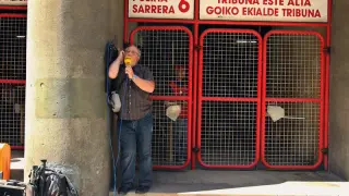 Un periodista, en una puerta de San Mamés ante la imposibilidad de acceder al estadio