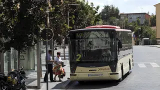 Dos pasajeros toman el autobús urbano en el paseo del Óvalo.