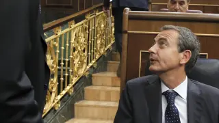 Rubalcaba conversa con Zapatero en el pleno del Congreso