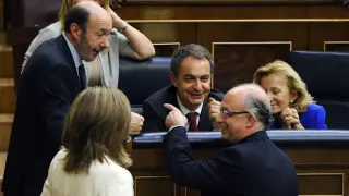 Zapatero comenta con otros miembros del grupo socialista