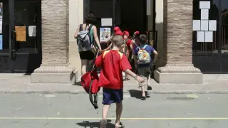 Varios alumnos entran en el colegio San Vicente de Huesca