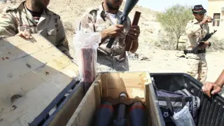 Rebeldes libios preparan municiones en la carretera que va a Bani Walid