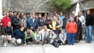 Participantes de L'Atelier de Musique y del Centro El Remós en el pueblo de Isín.
