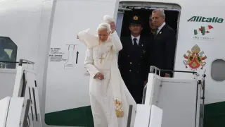 El papa Benedicto XVI a su llegada al aeropuerto Tegel de Berlín