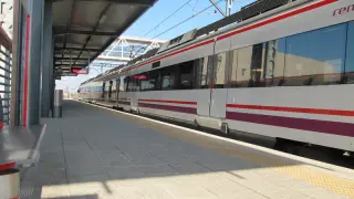 Un tren de Cercanías en Casetas