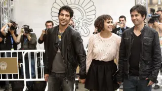 Foto de archivo en la que Eduardo Chapero-Jackson (derecha) posa junto a los actores Miguel Angel Silvestre y Alba García