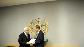 Mahmud Abás entrega el documento oficial de solicitud de adhesión de Palestina a la ONU