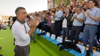 El presidente del PNV, Íñigo Urkullu, aplaude junto a otros dirigentes del partido
