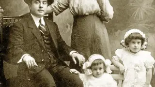 Juanito Pardo, con su esposa, Teresa, y sus hijos Enrique (sentado) y Pilar, fotografiados en un estudio de Buenos Aires el 15 de abril de 1912. La foto pertenece a la colección particular de la sobrina del gran cantador, Pilarín Pardo Lapuente